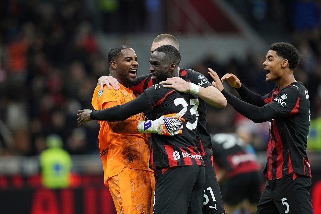 | Photo: AP/Antonio Calanni : AC Milan's goalkeeper Mike Maignan, left, celebrates with teammates after the Serie A soccer match between AC Milan and Roma in Milan, Italy.