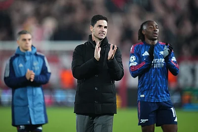 | Photo: AP/Petr David Josek : Arsenals manager Mikel Arteta applauds fans at the end of the Champions League opening phase soccer match between Slavia Prague and Arsenal in Prague, Czech Republic.