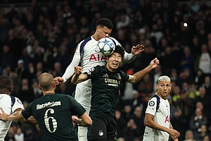 | Photo: AP/Ian Walton : Tottenham's Dane Scarlett, top, duels for the ball with Copenhagen's Junnosuke Suzuki during the Champions League opening phase soccer match between Tottenham and Copenhagen, in London, England.