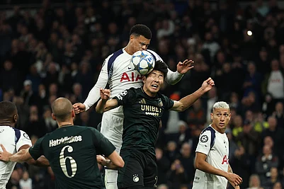 | Photo: AP/Ian Walton : Tottenhams Dane Scarlett, top, duels for the ball with Copenhagens Junnosuke Suzuki during the Champions League opening phase soccer match between Tottenham and Copenhagen, in London, England.