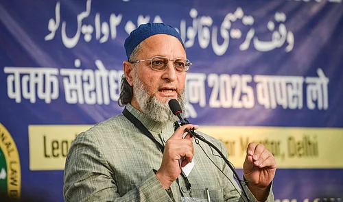 IMAGO/Hindustan Times : All India Majlis-e-Ittehadul Muslimeen (AIMIM) party chief Asaduddin Owaisi addresses a gathering as members of the All India Muslim Personal Law Board (AIMPLB), along with various minority organisations, take part in a protest against the Waqf Amendment Bill, at Jantar Mantar, on October 11, 2025 in New Delhi, India.