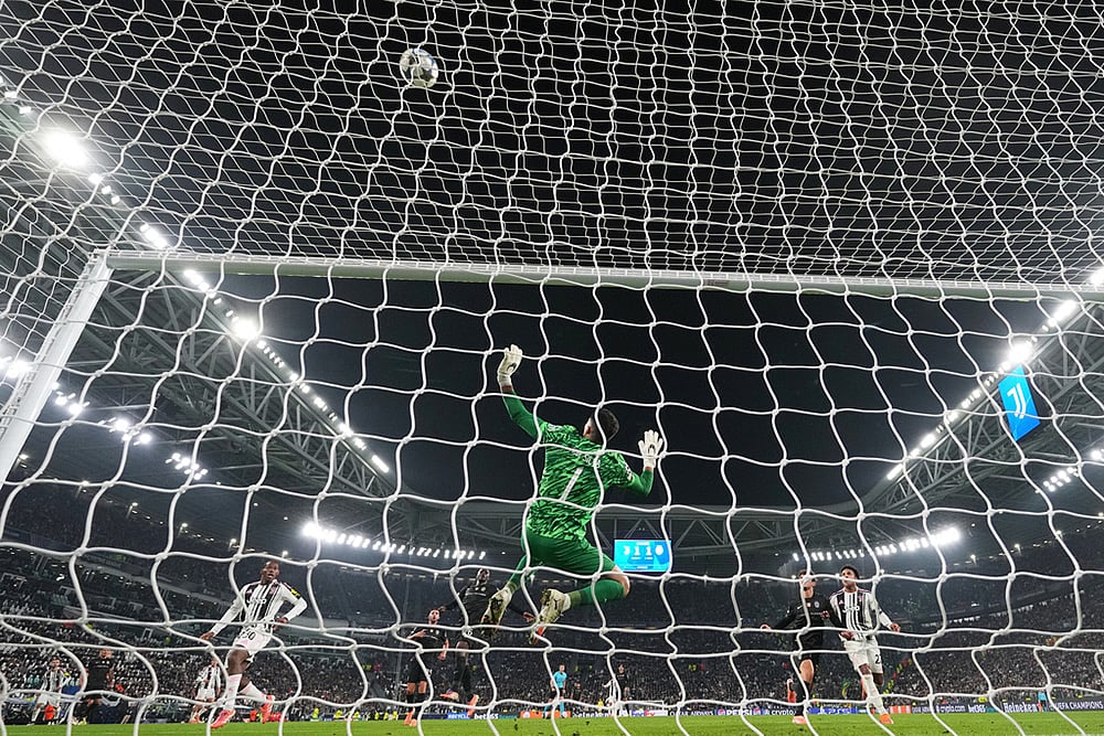 | Photo: AP/Antonio Calanni : Sporting's goalkeeper Rui Silva makes a save in the last minutes of the Champions League opening phase soccer match between Juventus and Sporting CP in Turin, Italy.