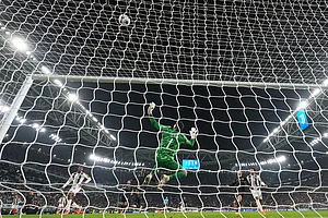| Photo: AP/Antonio Calanni : Sporting's goalkeeper Rui Silva makes a save in the last minutes of the Champions League opening phase soccer match between Juventus and Sporting CP in Turin, Italy.