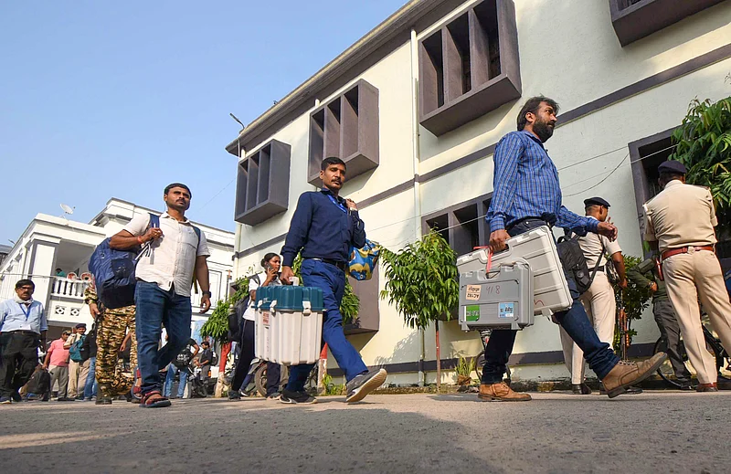 -Source : PTI : Polling officials with EVM and other election material leave for their respective booths on the eve of the first phase of the Bihar Assembly elections, in Patna, Wednesday, Nov. 5, 2025. (PTI Photo)(PTI11_05_2025_000212B)