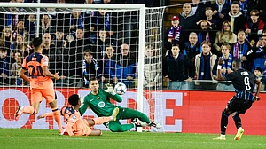 (AP Photo/Geert Vanden Wijngaert) : Brugge's Carlos Forbs, right, scores his sides second goal during the Champions League opening phase soccer match between Club Brugge and Barcelona in Bruges, Belgium, Wednesday, Nov. 5, 2025.