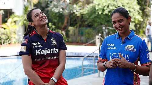 BCCI : File photo of RCB skipper Smriti Mandhana (L) with Mumbai Indians captain Harmanpreet Kaur.