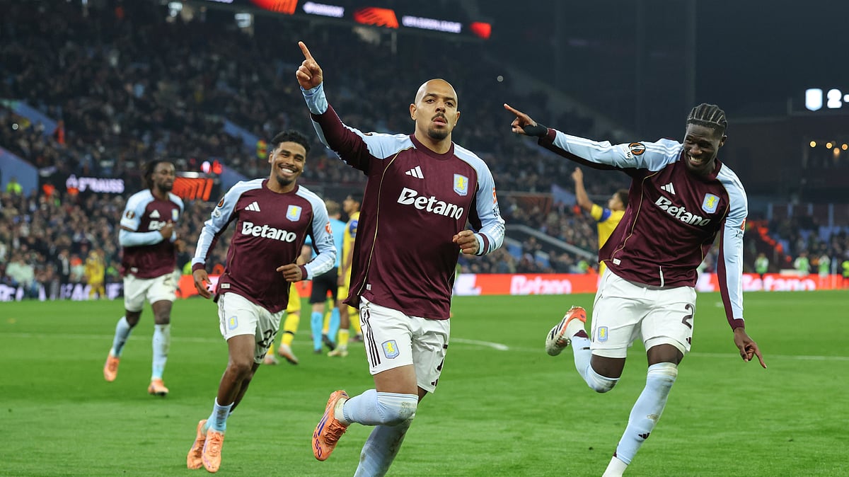 (AP Photo/Darren Staples) : Aston Villa's Donyell Malen, centre, celebrates after scoring his side's second goal during the Europa League soccer match between Aston Villa and Maccabi Tel Aviv in Birmingham, England, Thursday, Nov. 6, 2025.