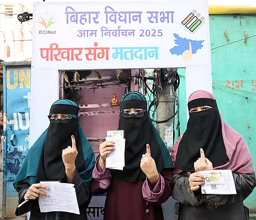 Hindustan Times : Muslim voters showing ink marks after cast their votes at a polling booth during Bihar Assembly Elections 2025 near Khetan Market on November 6, 2025 in Patna, India.