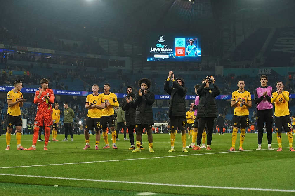 | Photo: AP/Ian Hodgson : Dortmund players applaud to supporters after the Champions League opening phase soccer match between Manchester City and Borussia Dortmund in Manchester, England.