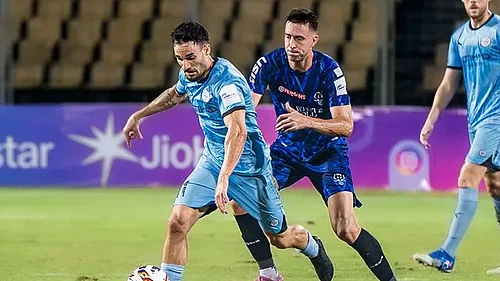 | Photo: Instagram/mumbaicityfc : Mumbai City FCs Jorge Ortiz in action against Kerala Blasters Koldo Obieta during the AIFF Super Cup match at Pandit Jawaharlal Nehru Stadium, Goa, on November 6, 2025.