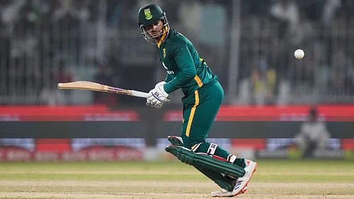 | Photo: AP/Anjum Naveed : South Africas Quinton de Kock plays a shot during the second one day international cricket match between Pakistan and South Africa, in Faisalabad, Pakistan, Thursday, Nov. 6, 2025.
