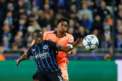 | Photo: AP/Geert Vanden Wijngaert : Brugges Carlos Forbs, left, fights for the ball with Barcelonas Alejandro Balde during the Champions League opening phase soccer match between Club Brugge and Barcelona in Bruges, Belgium.