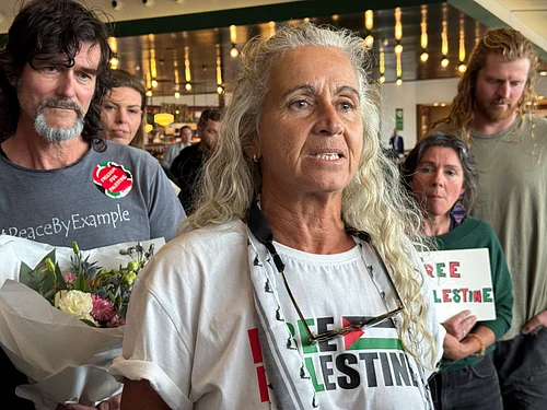 IMAGO / AAP : Madeleine Habib arrives home after her time in an Israeli jail at Hobart Internal Airport in Hobart, Tasmania, on Tuesday, October 14, 2025. Madeleine Habib, who was taken by Israel after her attempt to sail to Gaza, said her time in an Israeli jail was degrading