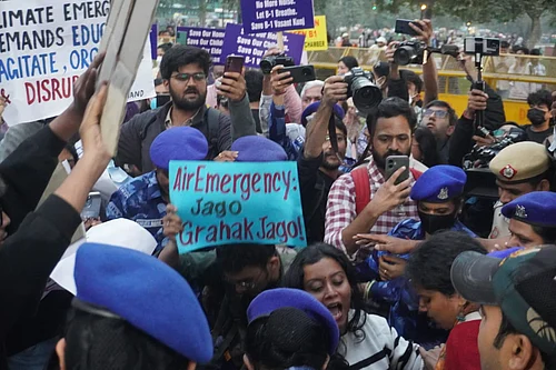 X.com : Participants, including parents with young children, urged authorities to take immediate measures to curb toxic emissions and protect public health.