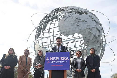 HEATHER KHALIFA : New York City mayor-elect Zohran Mamdani, center, speaks in front of the Unisphere alongside his transition team, from left, Elana Leopold, Melanie Hartzog, Maria Torres-Springer, Grace Bonilla, and Lina Khan, in the Queens borough of New York, Wednesday, Nov. 5, 2025