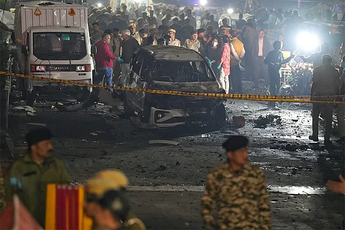 | Photo: Suresh K. Pandey/Outlook : Police, security and rescue personnel at the site after a blast in a parked car near Red Fort left multiple vehicles in flames, in New Delhi.