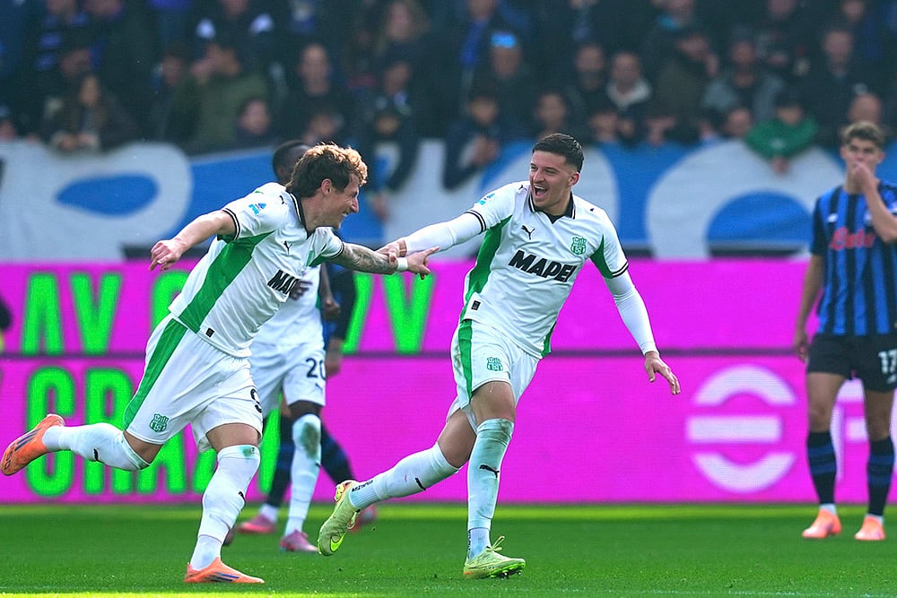 | Photo: Spada/LaPresse via AP : Sassuolo's Andrea Pinamonti, left, celebrates with teammates after scoring their side's second goal during a Serie A soccer match between Atalanta and Sassuolo, in Bergamo, northern Italy.