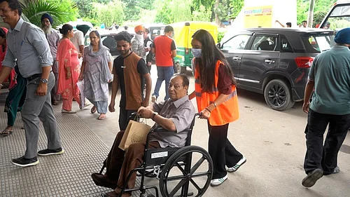 Photos: Outlook : Students’ volunteers called Saarthis attending patients at PGIMER Chandigarh