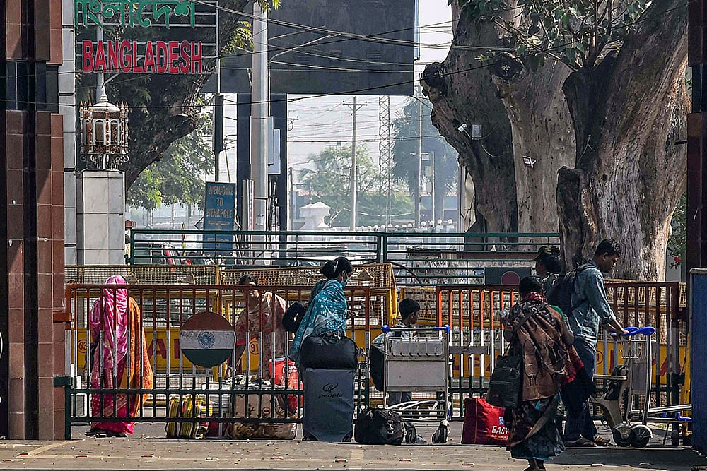 | Photo: PTI : Bangladeshi citizens cross the India-Bangladesh Border from India, at Petrapole, in North 24 Parganas. (representational image)