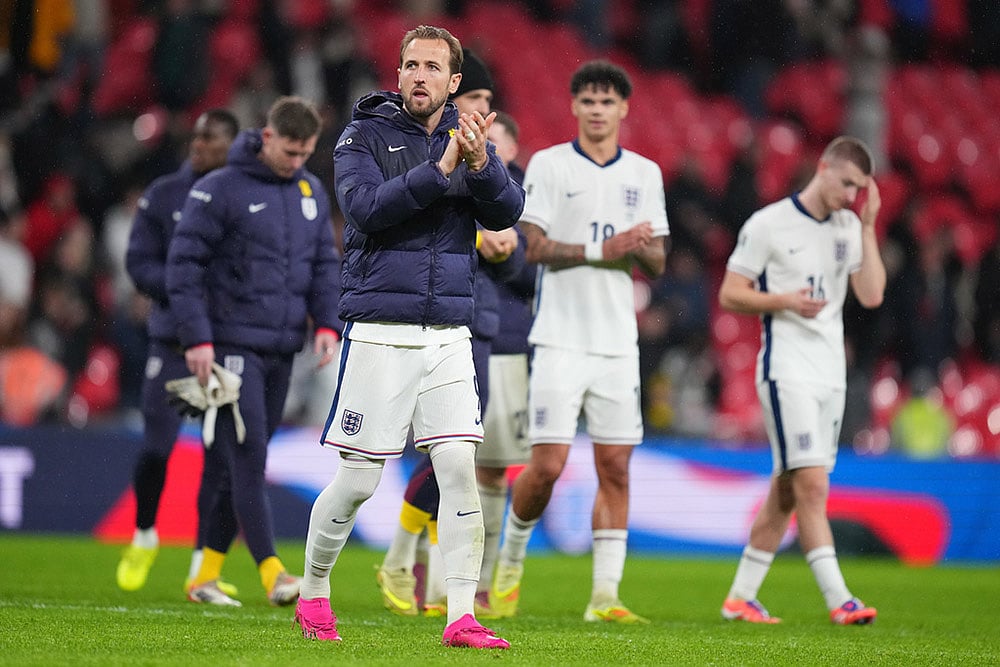 | Photo: AP/Kirsty Wigglesworth : England's Harry Kane walks ooff the pitch after a World Cup qualifier group K soccer match between Serbia and England in London.