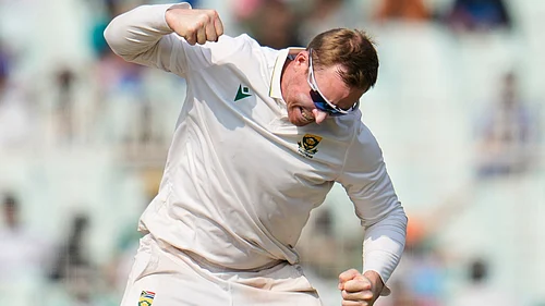 (AP Photo/Aijaz Rahi) : South Africas Simon Harmer celebrates the dismissal of Indias Ravindra Jadeja on the second day of the first cricket test match between India and South Africa in Kolkata, India, Saturday, Nov. 15, 2025.