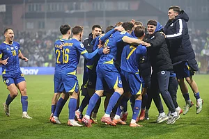 | Photo: AP/Armin Durgut : Bosnia's Haris Tabakovic, centre, celebrates with teammates after scoring his side's third goal during the 2026 World Cup Group H qualifier soccer match between Bosnia and Romania in Zenica, Bosnia and Herzegovina.