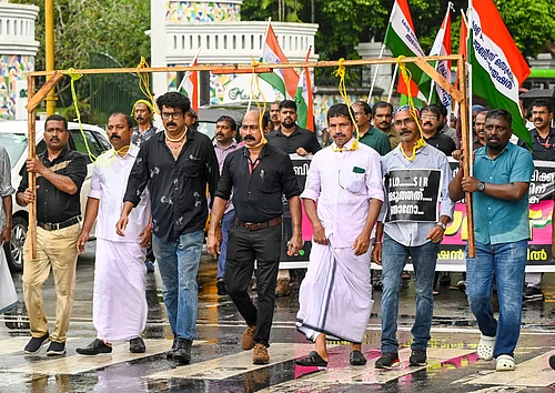 S.Gopakumar : Thiruvananthapuram: Kerala government employees under the banner of the Secretariat Action Council stage a protest outside the Election Commission office over the alleged stress-induced suicide of a Booth Level Officer involved in the Special Intensive Revision (SIR), in Thiruvananthapuram, Kerala, Monday, Nov. 17, 2025.