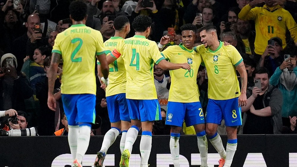 | Photo: John Walton/PA via AP : Brazil's Estevao, second right, celebrates scoring their side's first goal of the game during an international soccer match between Brazil and Senegal at the Emirates Stadium, London.