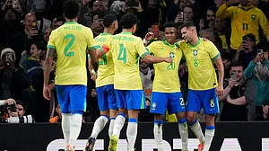 | Photo: John Walton/PA via AP : Brazil's Estevao, second right, celebrates scoring their side's first goal of the game during an international soccer match between Brazil and Senegal at the Emirates Stadium, London.