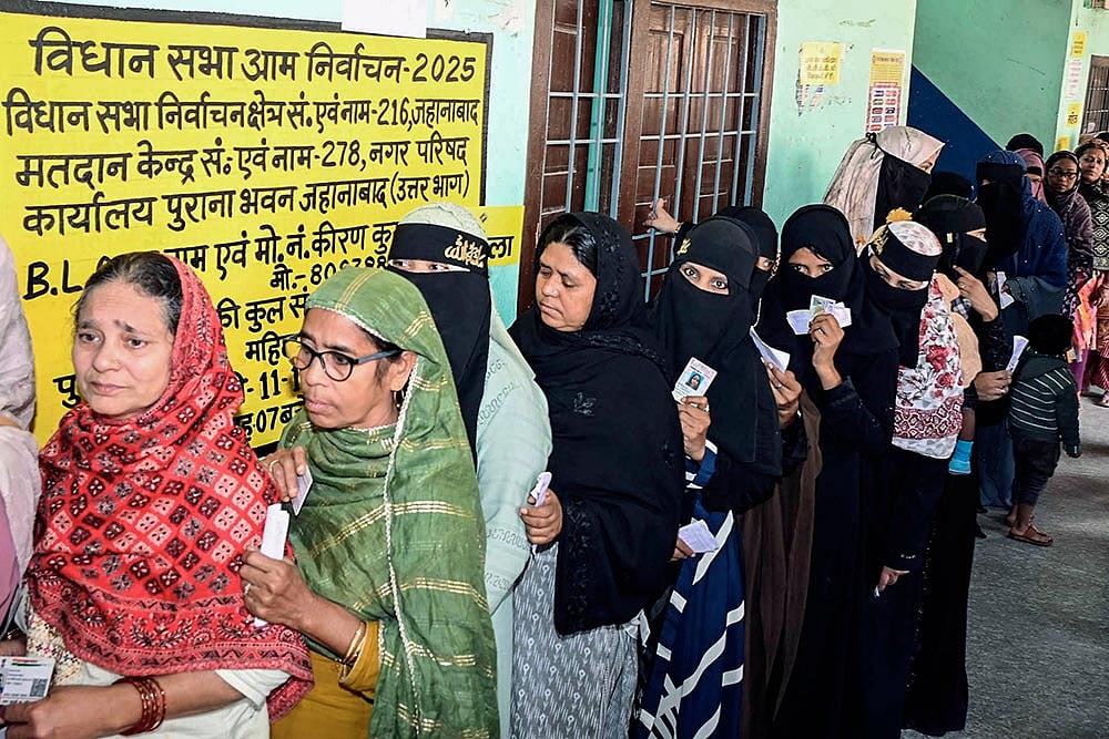 | Photo: IMAGO /ANI News : Women voters wait in a queue to cast their vote for the second phase of the Bihar assembly election, in Jehanabad. Jehanabad Bihar India 