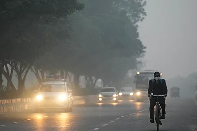 | Photo: PTI/Karma Bhutia : Vehicles ply on a road amid smog as air quality deteriorates, in New Delhi.