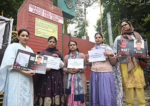 IMAGO / Hindustan Times : Parents and students with relatives protest outside St Columba s School at Gole Dak Khana demanding justice for class x student Shourya Patil who committed suicide allegedly due to harassment from teachers on November 21, 2025 in New Delhi, India. The protestors asserted that the school must be held accountable and urged the government to strengthen mental health safeguards for students.