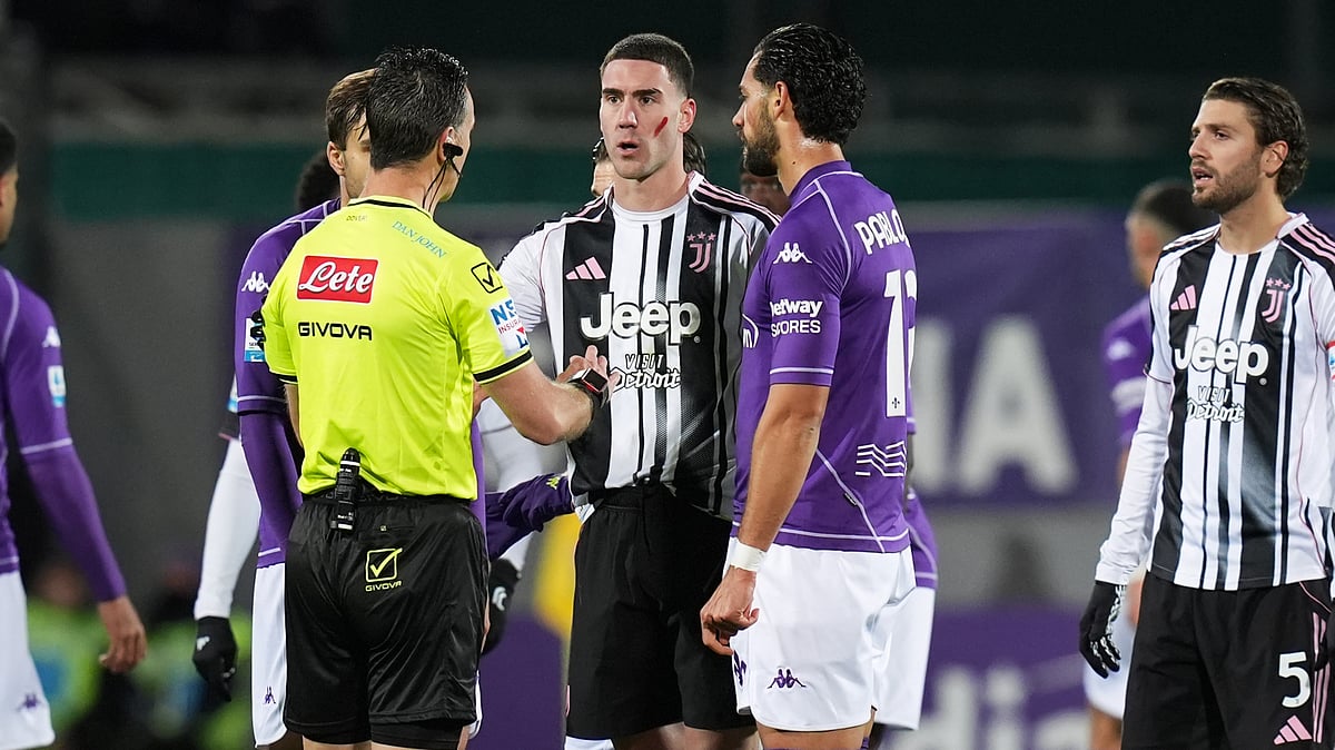 | Photo: Massimo Paolone/LaPresse via AP : Juventus' Dusan Vlahovic with referee Daniele Doveri during the Serie A match against Fiorentina on Saturday, November 22, 2025. 