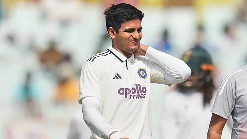 (AP Photo/Aijaz Rahi) : Indias captain Shubman Gill reacts as he leaves the field after retired hurt on the second day of the first cricket test match between India and South Africa in Kolkata, India, Saturday, Nov. 15, 2025.