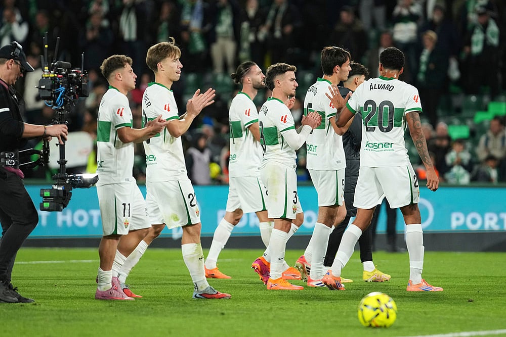 | Photo: AP/Alberto Saiz : Elche's team players react after the Spanish La Liga soccer match between Elche and Real Madrid in Elche, Spain.