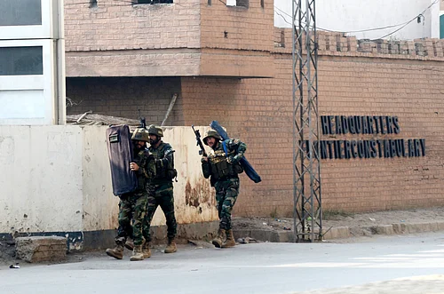 IMAGO / Anadolu Agency : 3 troops, 3 militants killed in attack on security forces headquarters in Pakistan, Peshawar.