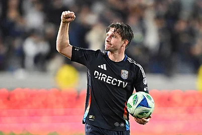 | Photo: AP/Denis Poroy : San Diego FC midfielder Anders Dreyer (10) celebrates after San Diego FC beat Minnesota United in MLS soccers Western Conference semifinal in San Diego.