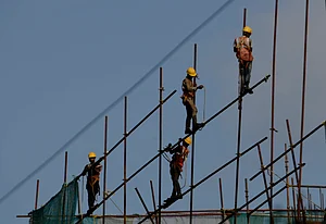 IMAGO / NurPhoto : Economy Workers are seen in an under construction site in Mumbai, India, 30 August, 2023.