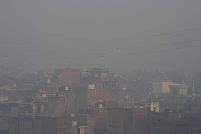 | Photo: Suresh K Pandey/Outlook : A thick blanket of smog covers an area as air quality deteriorates, in New Delhi.