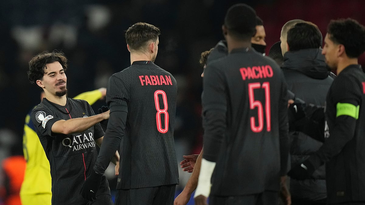 (AP Photo/Christophe Ena) : PSG's Vitinha celebrates with his teammates at the end of a Champions League opening phase soccer match between Paris Saint Germain and Tottenham, in Paris, Wednesday, Nov.26, 2025