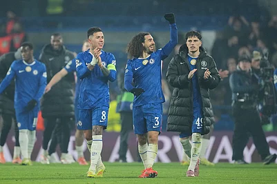 | Photo: AP/Kin Cheung : Chelseas Enzo Fernandez, left, Chelseas Marc Cucurella, center, and Chelseas Alejandro Garnacho applaud fans at the end of the Champions League opening phase soccer match between Chelsea and Barcelona in London.