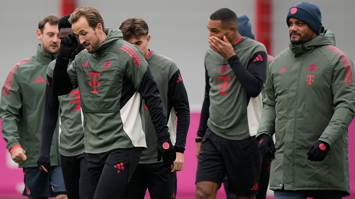 | Photo: AP/Matthias Schrader : Bayern Munich's Harry Kane rubs his eye besides head coach Vincent Kompany and Jonathan Tah during a training session on November 25, 2025, ahead of the UEFA Champions League opening phase match against Arsenal. 