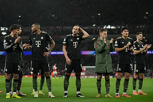 | Photo: AP/Kin Cheung : Bayern's Harry Kane, center, and Joshua Kimmich, third right, greet supporters after the Champions League opening phase soccer match between Arsenal and Bayern Munich in London.