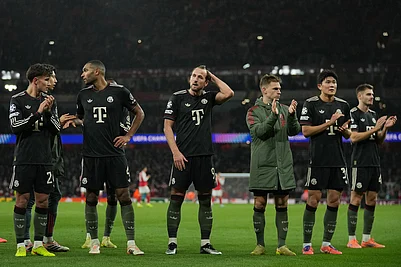 | Photo: AP/Kin Cheung : Bayerns Harry Kane, center, and Joshua Kimmich, third right, greet supporters after the Champions League opening phase soccer match between Arsenal and Bayern Munich in London.