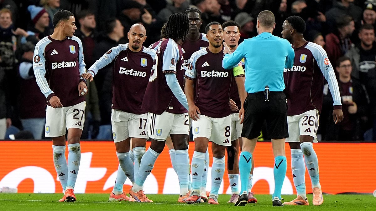 | Photo: AP/Joe Giddens : Aston Villa players speak to the referee after scorer Donyell Malen was hit by an object during the UEFA Europa League match against Young Boys on November 27, 2025. 