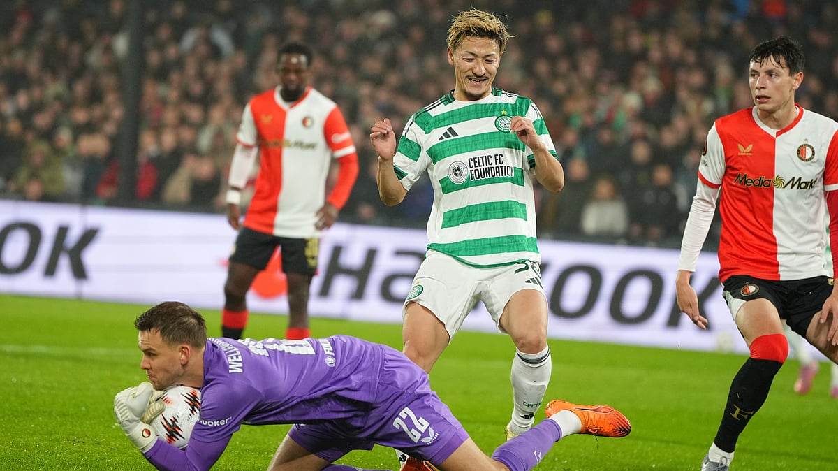| Photo: AP/Peter Dejong : Celtic's Daizen Maeda jumps to avoid colliding with Feyenoord's goalkeeper Timon Wellenreuther who saves during the UEFA Europa League opening phase match on November 27, 2025.