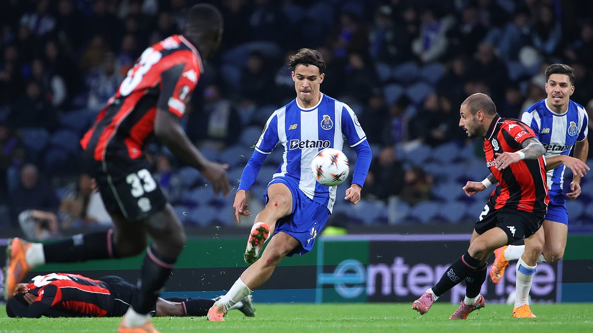 (AP Photo/Luis Vieira) : Porto's Gabri Veiga controls the ball during the Europa League opening phase soccer match between FC Porto and Nice in Porto, Portugal, Thursday, Nov. 27, 2025