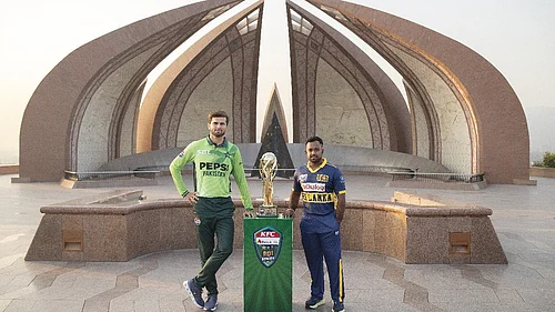 X/Sri Lanka Cricket : PAK and SL will lock horns in the final of the Tri-nation series at the Rawalpindi Stadium.