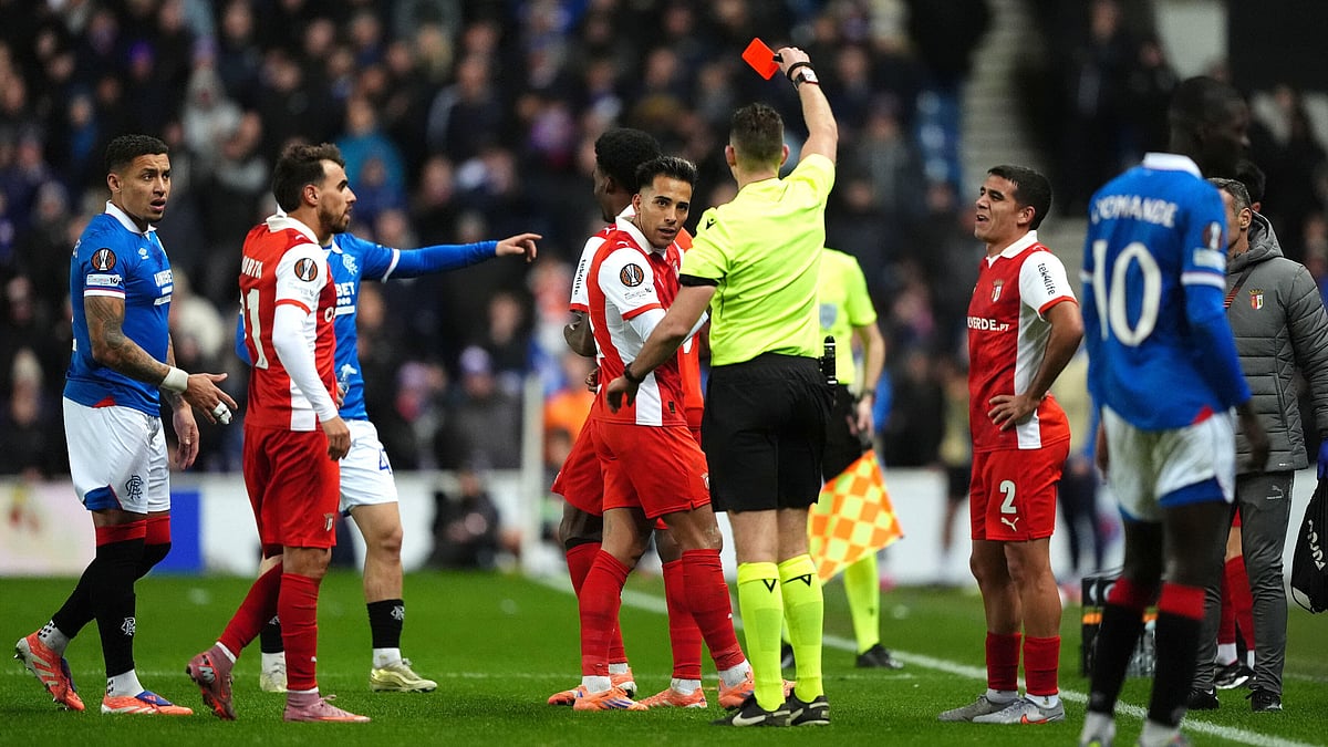 | Photo: AP/Andrew Milligan : Referee Allard Lindhout shows Sporting Braga's Rodrigo Zalazar a red card during the UEFA Europa League opening league phase match against Rangers on November 27, 2025. 