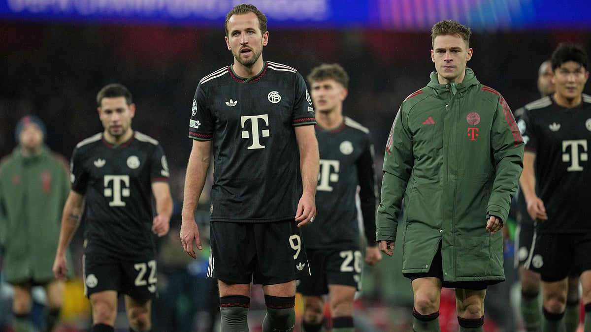| Photo: AP/Kin Cheung : Bayern's Harry Kane and Joshua Kimmich leave the pitch after the UEFA Champions League opening phase match against Arsenal on November 26, 2025.